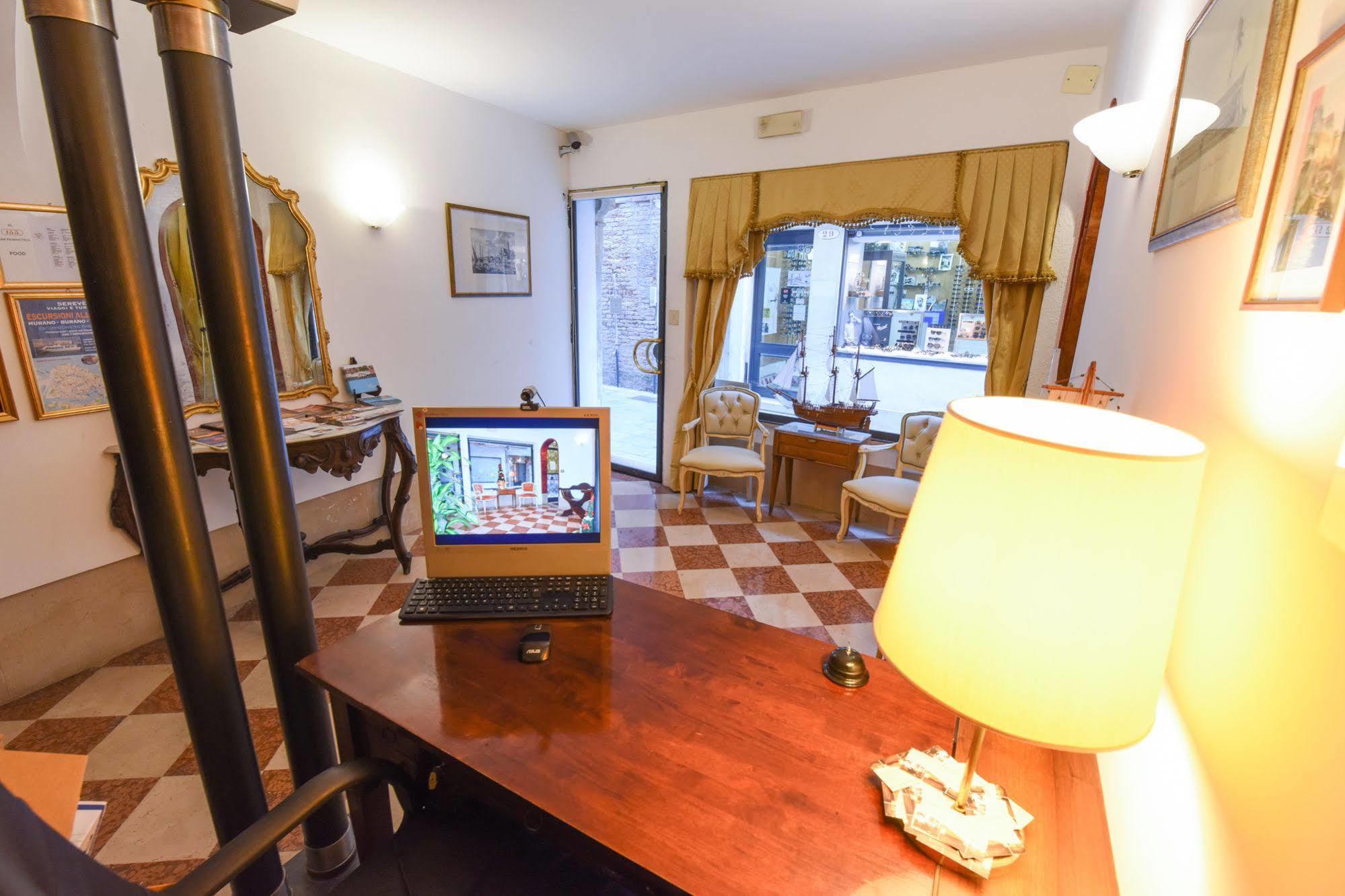 Casa Peron Hotel *